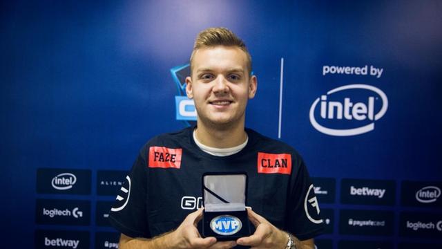 2025全球总决赛：瑞士阶段第一天开幕，观众人数下降