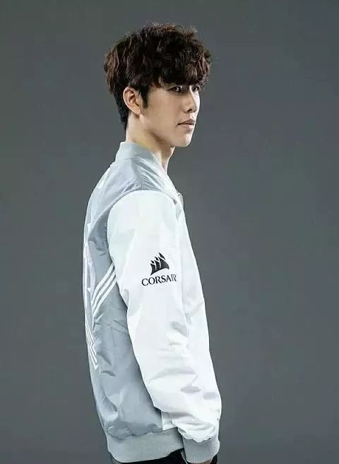 天才打野选手秀了！ Lucid 击杀了三名幽龙，徐秀的猴子抱着猪，击杀了 Dplus KIA 赢得了第一场比赛